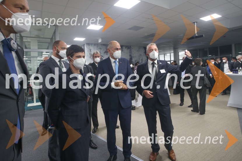  dr. Silke  Maurer,  izvršna direktorica in članica upravnega odbora BSH;  Janez Janša, predsednik vlade RS;  ... V BSH Nazarje Janez Janša otvoril Agilni razvojni center