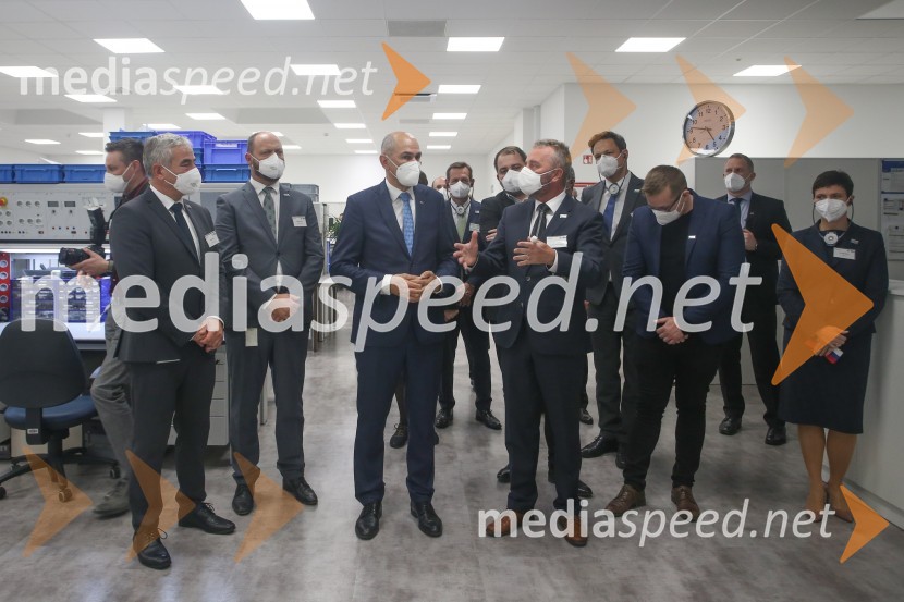  Matija Petrin, direktor podjetja BSH;  Boštjan Gorjup, direktor podjetja BSH;  Janez Janša, predsednik vlade RS;  ... V BSH Nazarje Janez Janša otvoril Agilni razvojni center