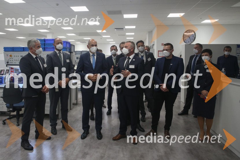  Matija Petrin, direktor podjetja BSH;  Boštjan Gorjup, direktor podjetja BSH;  Janez Janša, predsednik vlade RS;  ... V BSH Nazarje Janez Janša otvoril Agilni razvojni center