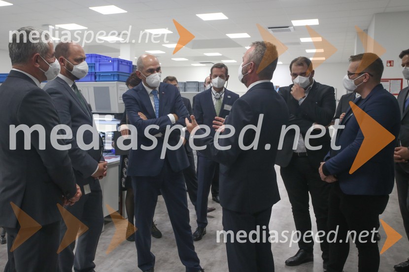  Boštjan Gorjup, direktor podjetja BSH;  Janez Janša, predsednik vlade RS;  ... V BSH Nazarje Janez Janša otvoril Agilni razvojni center