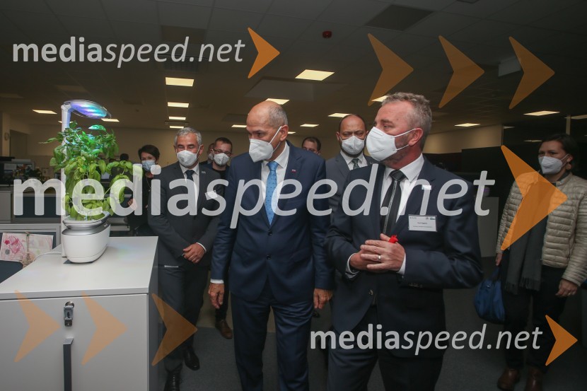  Matija Petrin, direktor podjetja BSH;  Janez Janša, predsednik vlade RS;  ... V BSH Nazarje Janez Janša otvoril Agilni razvojni center