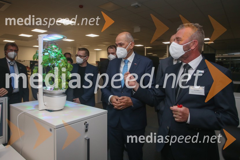  Janez Janša, predsednik vlade RS;  ... V BSH Nazarje Janez Janša otvoril Agilni razvojni center