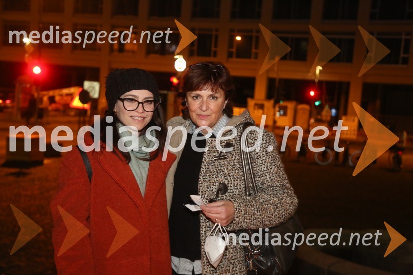  Zarja  Predin, stilistka in kostumografinja;  Barbara Lapajne Predin, igralkaCement, premiera v SNG Drama Ljubljana