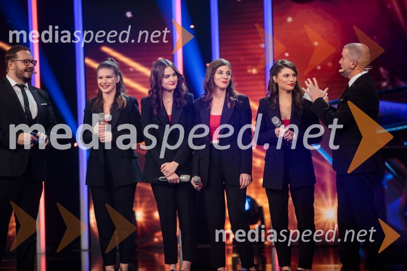 Pevska skupina Ain't Harmony  z voditeljema Sašotom Starejem in Alešom NovakomSlovenija ima talent 2021, druga polfinalna oddaja