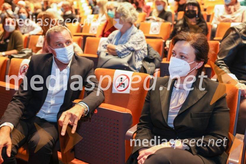  Danilo Rošker, direktor SNG Maribor;  Barbara Koželj Podlogar, vršilka dolžnosti generalnega direktorja Direktorata za ustvarjalnost, Ministrstvo za kulturoAnton Bogov se je s Smrtjo v Benetkah poslovil od aktivne kariere