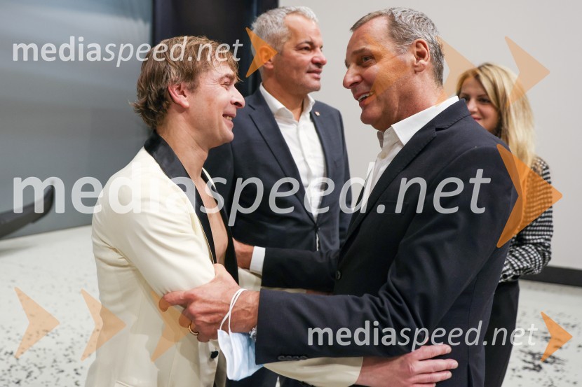  Anton Bogov, baletni solist;  Aleksander Saša Arsenovič, župan, Mestna občina Maribor;  Danilo Rošker, direktor SNG MariborAnton Bogov se je s Smrtjo v Benetkah poslovil od aktivne kariere