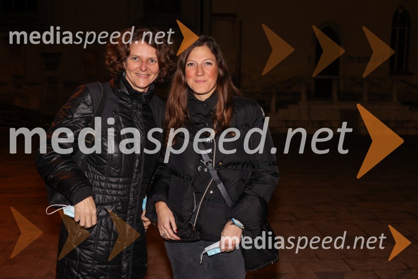  Teja Rogelj;  Amadea  Karin IlicLepe vide lepo gorijo, premiera drame, Prešernovo gledališče Kranj