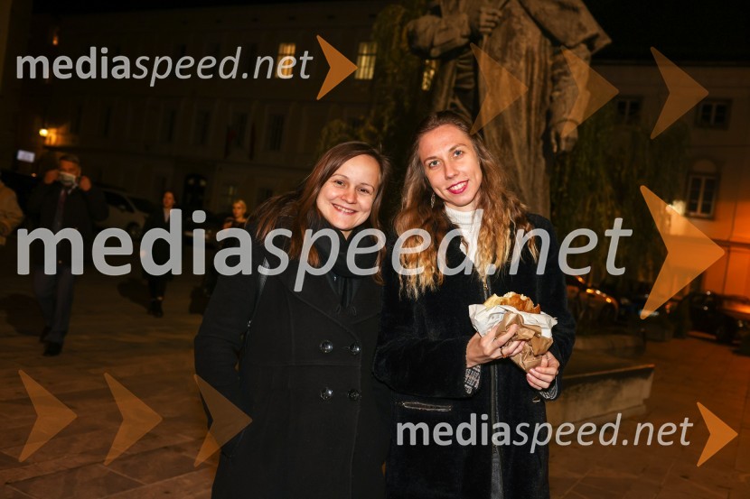  Brina Klampfer Merčnik, komparativistka in dramaturginja;  Nina  Kuclar Stiković, dramaturginjaLepe vide lepo gorijo, premiera drame, Prešernovo gledališče Kranj