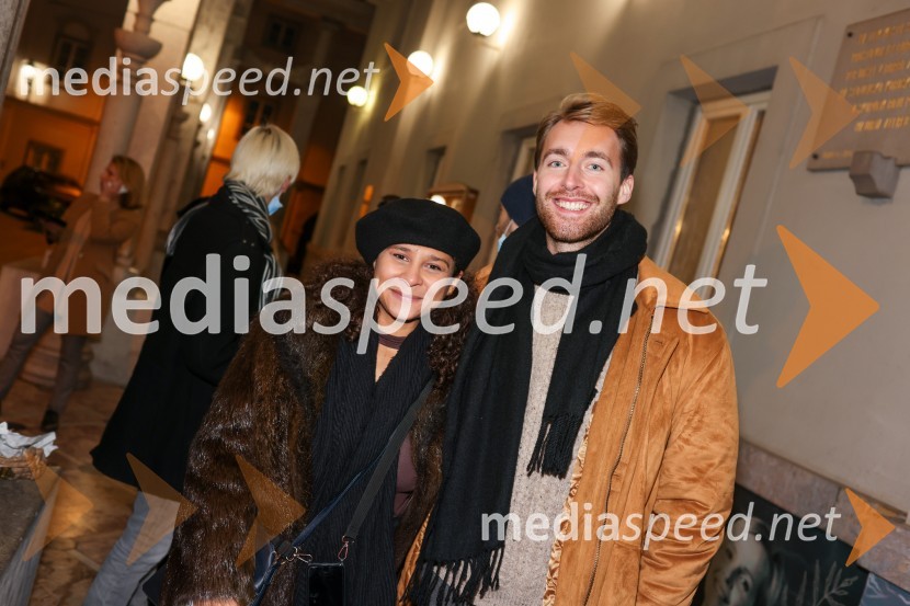  Lina Akif, igralka;  Luka Bokšan, igralecLepe vide lepo gorijo, premiera drame, Prešernovo gledališče Kranj