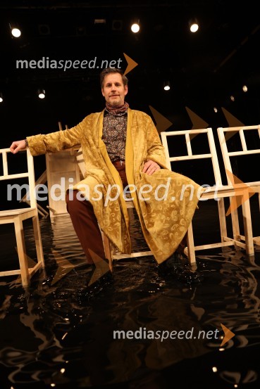  Aljoša Ternovšek, igralecLepe vide lepo gorijo, premiera drame, Prešernovo gledališče Kranj