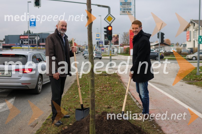  Matej  Tomšič, direktor podjetja HENNLICH Slovenija;  Janez Černe, podžupan Mestne občine KranjV Kranju začeli z akcijo »KR posvoji drevo«