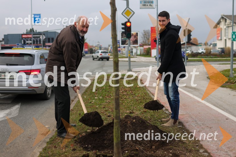  Matej  Tomšič, direktor podjetja HENNLICH Slovenija;  Janez Černe, podžupan Mestne občine KranjV Kranju začeli z akcijo »KR posvoji drevo«