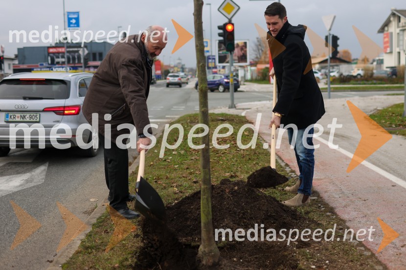  Matej  Tomšič, direktor podjetja HENNLICH Slovenija;  Janez Černe, podžupan Mestne občine KranjV Kranju začeli z akcijo »KR posvoji drevo«
