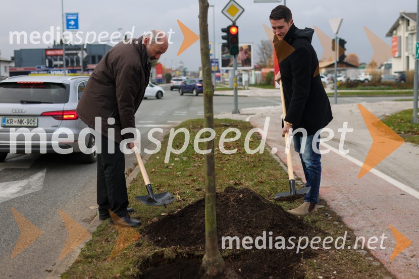  Matej  Tomšič, direktor podjetja HENNLICH Slovenija;  Janez Černe, podžupan Mestne občine KranjV Kranju začeli z akcijo »KR posvoji drevo«