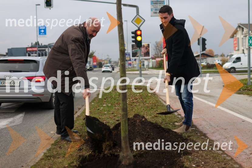  Matej  Tomšič, direktor podjetja HENNLICH Slovenija;  Janez Černe, podžupan Mestne občine KranjV Kranju začeli z akcijo »KR posvoji drevo«