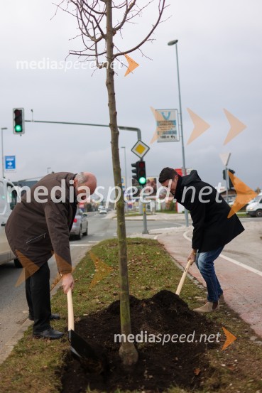  Matej  Tomšič, direktor podjetja HENNLICH Slovenija;  Janez Černe, podžupan Mestne občine KranjV Kranju začeli z akcijo »KR posvoji drevo«