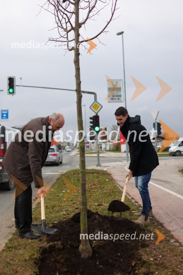  Matej  Tomšič, direktor podjetja HENNLICH Slovenija;  Janez Černe, podžupan Mestne občine KranjV Kranju začeli z akcijo »KR posvoji drevo«