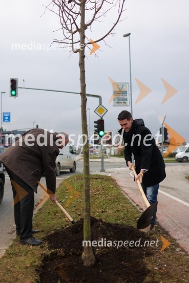  Matej  Tomšič, direktor podjetja HENNLICH Slovenija;  Janez Černe, podžupan Mestne občine KranjV Kranju začeli z akcijo »KR posvoji drevo«