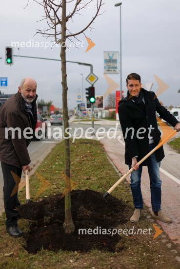  Matej  Tomšič, direktor podjetja HENNLICH Slovenija;  Janez Černe, podžupan Mestne občine KranjV Kranju začeli z akcijo »KR posvoji drevo«