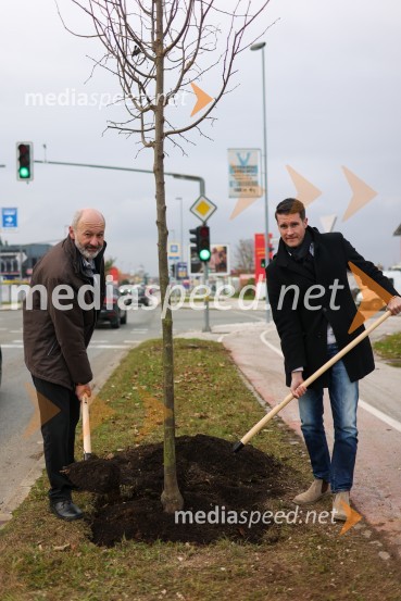  Matej  Tomšič, direktor podjetja HENNLICH Slovenija;  Janez Černe, podžupan Mestne občine KranjV Kranju začeli z akcijo »KR posvoji drevo«
