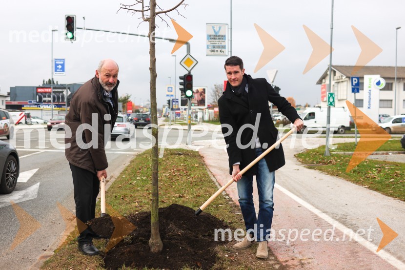 Matej  Tomšič, direktor podjetja HENNLICH Slovenija;  Janez Černe, podžupan Mestne občine KranjV Kranju začeli z akcijo »KR posvoji drevo«