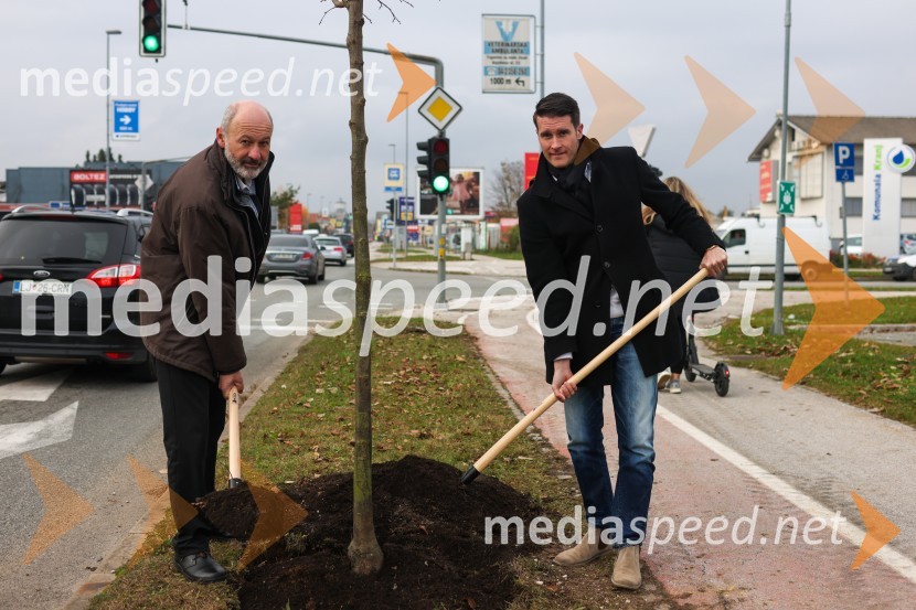 Matej  Tomšič, direktor podjetja HENNLICH Slovenija;  Janez Černe, podžupan Mestne občine KranjV Kranju začeli z akcijo »KR posvoji drevo«