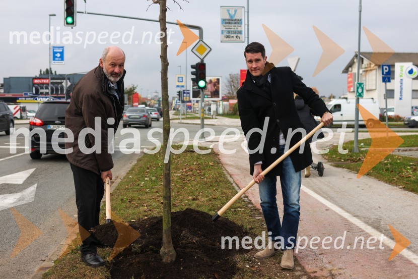  Matej  Tomšič, direktor podjetja HENNLICH Slovenija;  Janez Černe, podžupan Mestne občine KranjV Kranju začeli z akcijo »KR posvoji drevo«