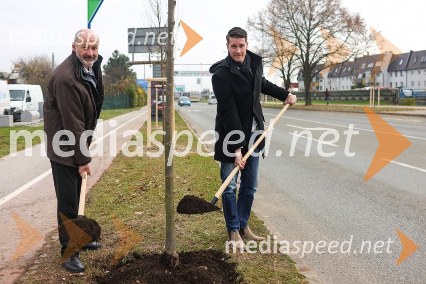  Matej  Tomšič, direktor podjetja HENNLICH Slovenija;  Janez Černe, podžupan Mestne občine KranjV Kranju začeli z akcijo »KR posvoji drevo«