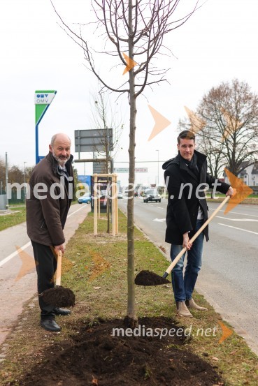  Matej  Tomšič, direktor podjetja HENNLICH Slovenija;  Janez Černe, podžupan Mestne občine KranjV Kranju začeli z akcijo »KR posvoji drevo«