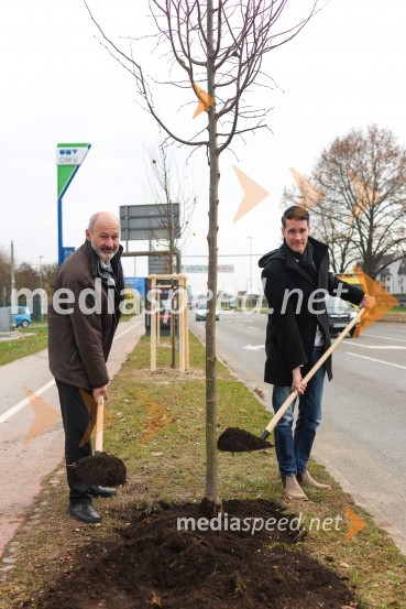  Matej  Tomšič, direktor podjetja HENNLICH Slovenija;  Janez Černe, podžupan Mestne občine KranjV Kranju začeli z akcijo »KR posvoji drevo«