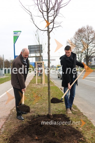  Matej  Tomšič, direktor podjetja HENNLICH Slovenija;  Janez Černe, podžupan Mestne občine KranjV Kranju začeli z akcijo »KR posvoji drevo«