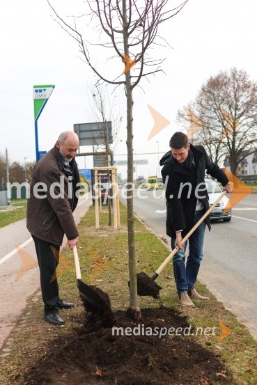  Matej  Tomšič, direktor podjetja HENNLICH Slovenija;  Janez Černe, podžupan Mestne občine KranjV Kranju začeli z akcijo »KR posvoji drevo«