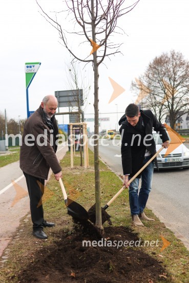  Matej  Tomšič, direktor podjetja HENNLICH Slovenija;  Janez Černe, podžupan Mestne občine KranjV Kranju začeli z akcijo »KR posvoji drevo«