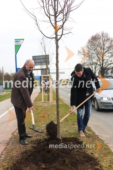  Matej  Tomšič, direktor podjetja HENNLICH Slovenija;  Janez Černe, podžupan Mestne občine KranjV Kranju začeli z akcijo »KR posvoji drevo«