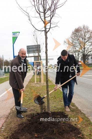  Matej  Tomšič, direktor podjetja HENNLICH Slovenija;  Janez Černe, podžupan Mestne občine KranjV Kranju začeli z akcijo »KR posvoji drevo«
