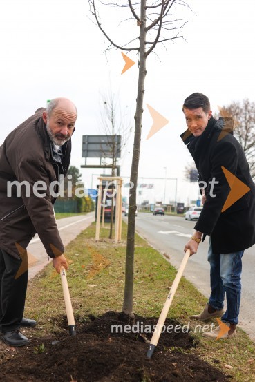  Matej  Tomšič, direktor podjetja HENNLICH Slovenija;  Janez Černe, podžupan Mestne občine KranjV Kranju začeli z akcijo »KR posvoji drevo«