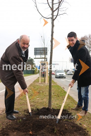  Matej  Tomšič, direktor podjetja HENNLICH Slovenija;  Janez Černe, podžupan Mestne občine KranjV Kranju začeli z akcijo »KR posvoji drevo«