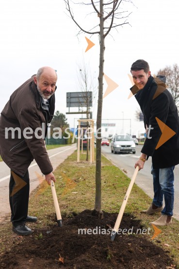  Matej  Tomšič, direktor podjetja HENNLICH Slovenija;  Janez Černe, podžupan Mestne občine KranjV Kranju začeli z akcijo »KR posvoji drevo«