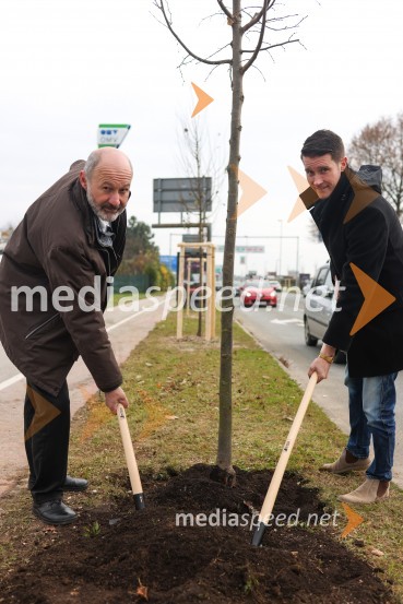  Matej  Tomšič, direktor podjetja HENNLICH Slovenija;  Janez Černe, podžupan Mestne občine KranjV Kranju začeli z akcijo »KR posvoji drevo«
