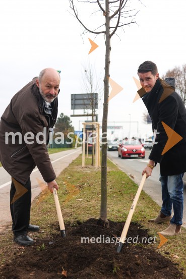  Matej  Tomšič, direktor podjetja HENNLICH Slovenija;  Janez Černe, podžupan Mestne občine KranjV Kranju začeli z akcijo »KR posvoji drevo«