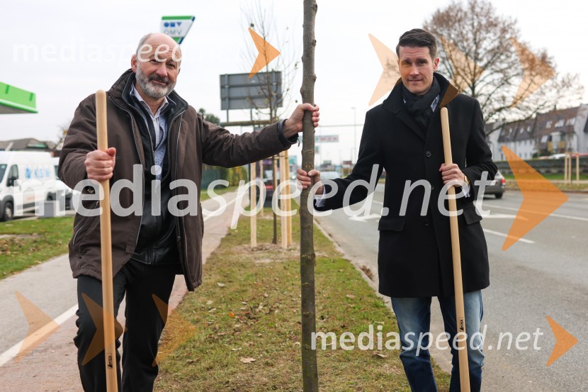  Matej  Tomšič, direktor podjetja HENNLICH Slovenija;  Janez Černe, podžupan Mestne občine KranjV Kranju začeli z akcijo »KR posvoji drevo«