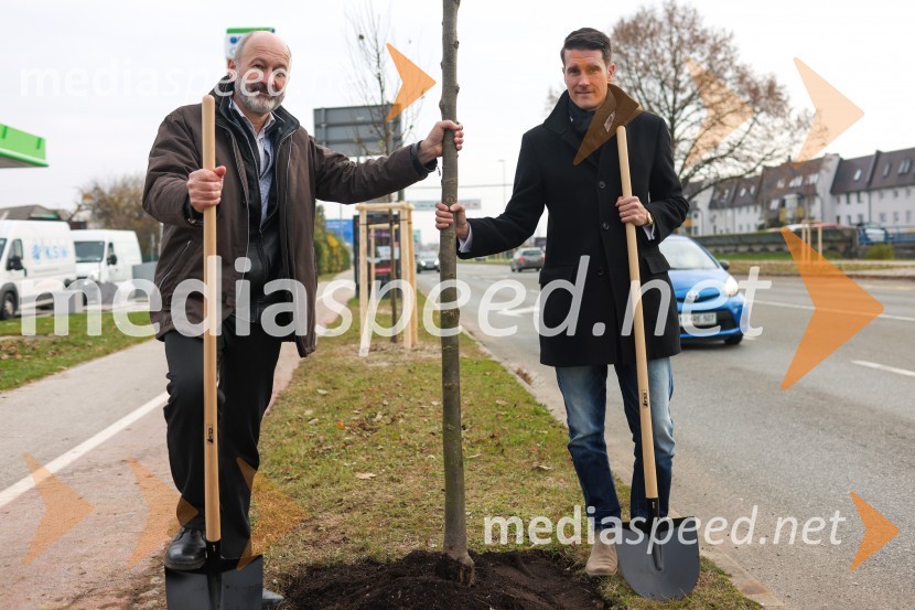  Matej  Tomšič, direktor podjetja HENNLICH Slovenija;  Janez Černe, podžupan Mestne občine KranjV Kranju začeli z akcijo »KR posvoji drevo«