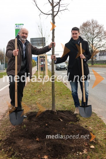  Matej  Tomšič, direktor podjetja HENNLICH Slovenija;  Janez Černe, podžupan Mestne občine KranjV Kranju začeli z akcijo »KR posvoji drevo«