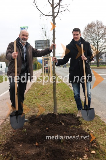  Matej  Tomšič, direktor podjetja HENNLICH Slovenija;  Janez Černe, podžupan Mestne občine KranjV Kranju začeli z akcijo »KR posvoji drevo«