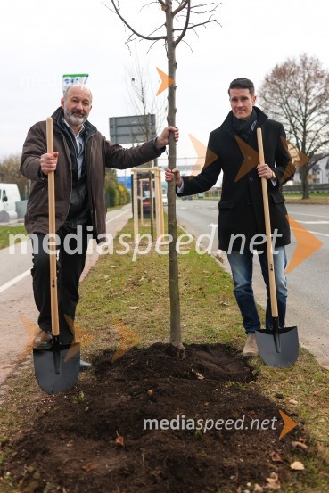  Matej  Tomšič, direktor podjetja HENNLICH Slovenija;  Janez Černe, podžupan Mestne občine KranjV Kranju začeli z akcijo »KR posvoji drevo«