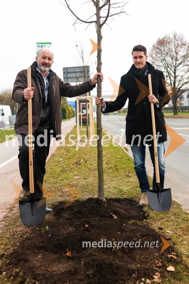  Matej  Tomšič, direktor podjetja HENNLICH Slovenija;  Janez Černe, podžupan Mestne občine KranjV Kranju začeli z akcijo »KR posvoji drevo«