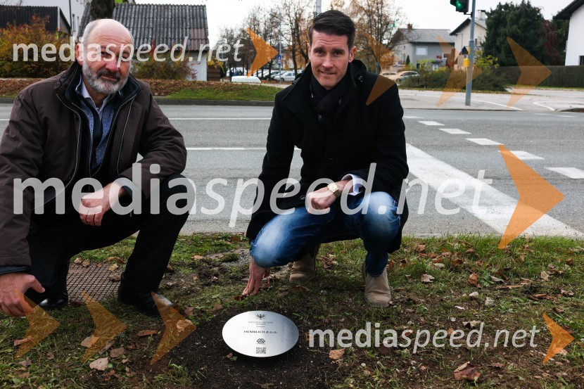  Matej  Tomšič, direktor podjetja HENNLICH Slovenija;  Janez Černe, podžupan Mestne občine KranjV Kranju začeli z akcijo »KR posvoji drevo«