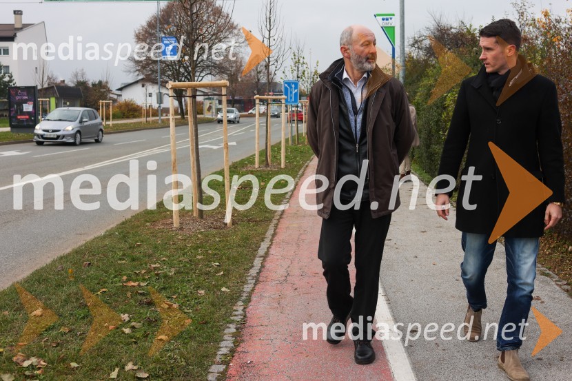  Matej  Tomšič, direktor podjetja HENNLICH Slovenija;  Janez Černe, podžupan Mestne občine KranjV Kranju začeli z akcijo »KR posvoji drevo«