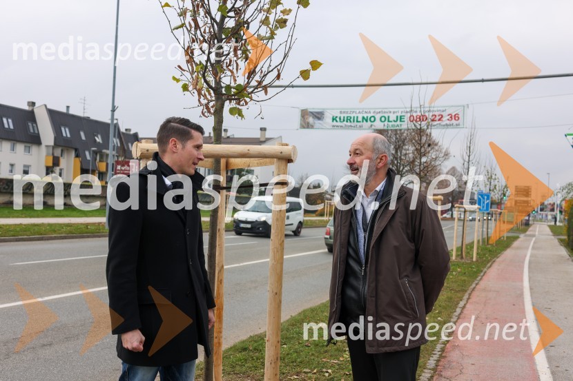  Janez Černe, podžupan Mestne občine Kranj;  Matej  Tomšič, direktor podjetja HENNLICH SlovenijaV Kranju začeli z akcijo »KR posvoji drevo«