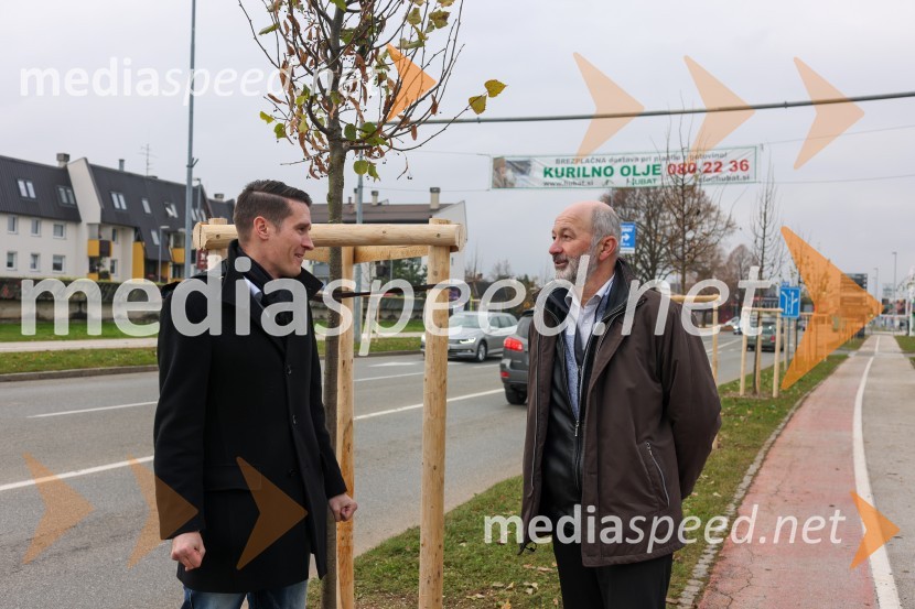  Janez Černe, podžupan Mestne občine Kranj;  Matej  Tomšič, direktor podjetja HENNLICH SlovenijaV Kranju začeli z akcijo »KR posvoji drevo«